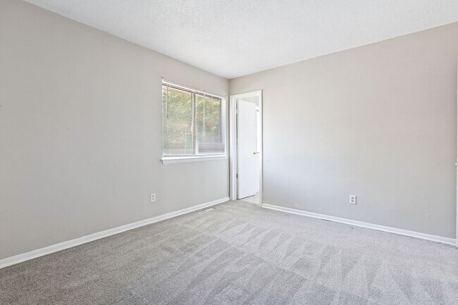 Building Photo - Move In Ready Townhome!