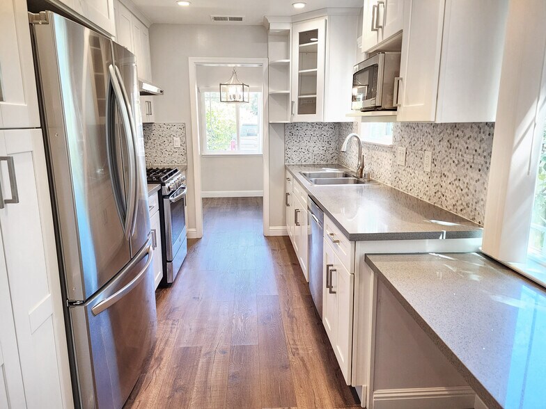 Building Photo - 5020 Rio Vista Ave