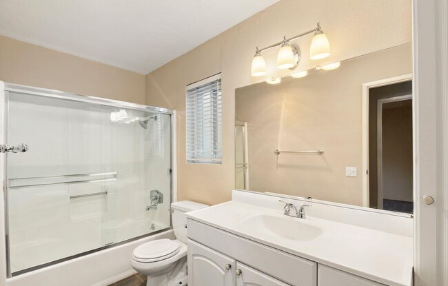 Building Photo - Large One Bedroom in University Heights wi...
