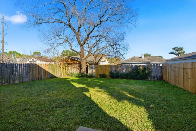 Building Photo - 10241 Azalea Village Dr