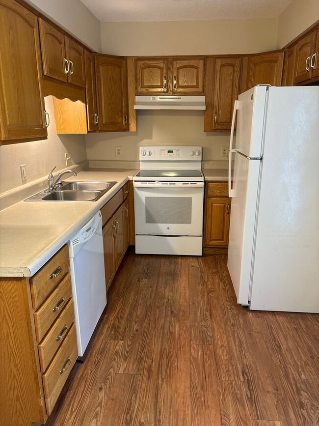 Building Photo - 2 Bedroom, 1.5 Bath Townhouse in Clinton, IA