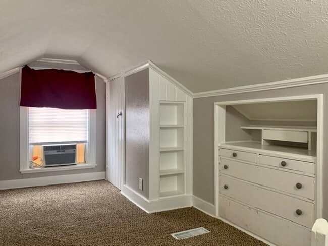 Building Photo - 2421 Lindbergh Dr