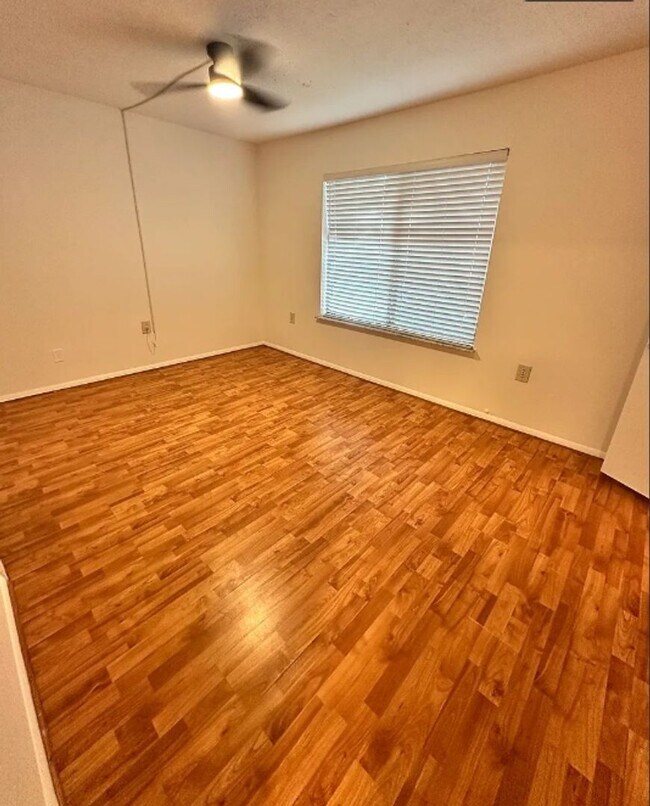 Building Photo - Beautifully Renovated 2-Bedroom, 1.5-Bathroom Townhouse in North St. Petersburg