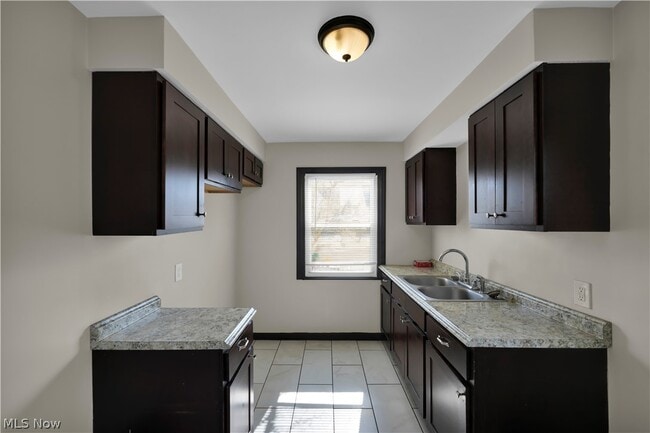 Building Photo - 15705 Maplewood Ave