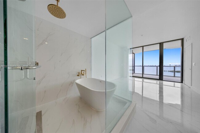 Building Photo - 700 NE 24th St