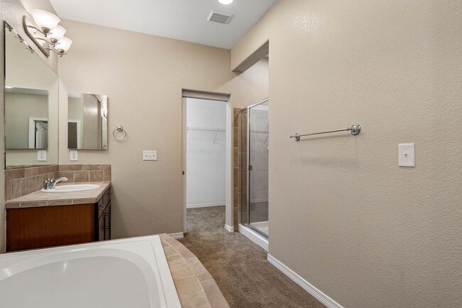 Building Photo - Spacious Townhome in Cherry Creek School District