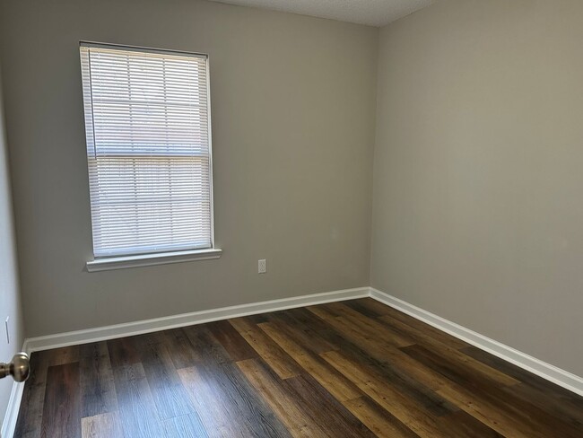 Building Photo - **FALL MOVE-IN SPECIAL: $500 OFF 1st MONTH...