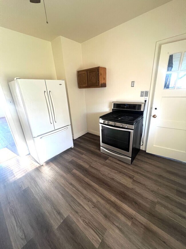 Building Photo - 4 Bedroom 2 Bath Single Family Home