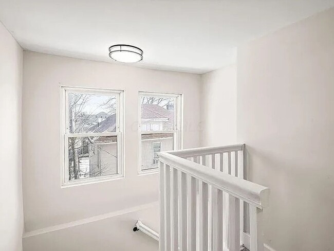 Building Photo - 4 Bedroom Home Close to Downtown