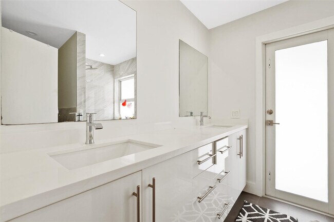 Building Photo - 21100 Highland Lakes Blvd