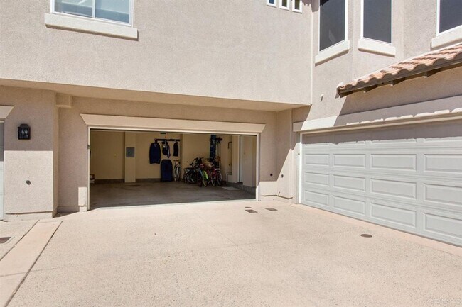 Building Photo - Vibrant 3 Bedroom Townhome in Bressi Ranch