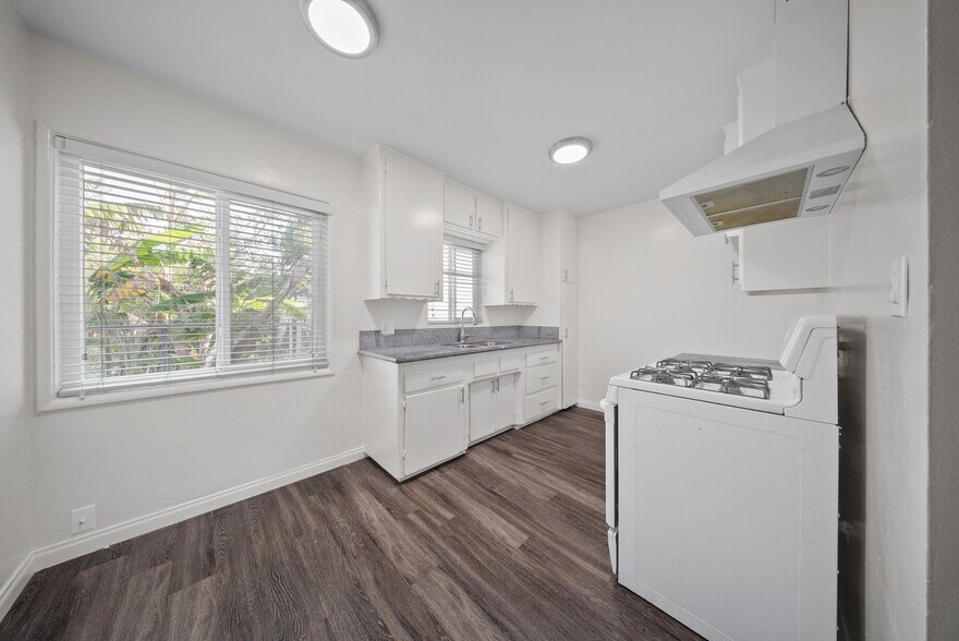 Building Photo - 1577 Pine Ave