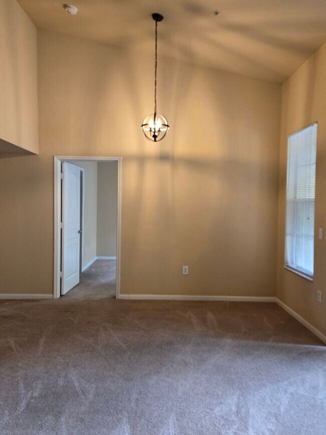 Building Photo - Oxford Place! New Tampa Condo