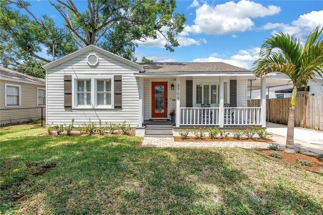 Primary Photo - 3709 W Santiago St