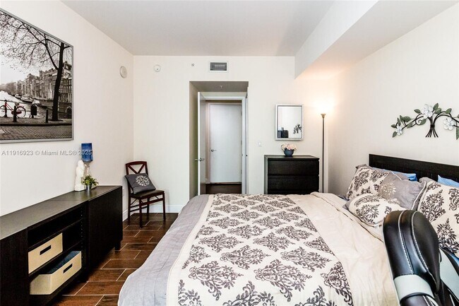 Building Photo - 218 SE 14th St