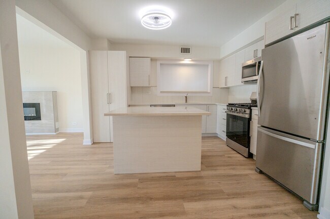 Building Photo - 2740 W Farragut Ave