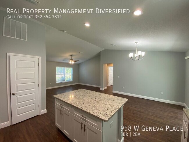 Building Photo - 958 W Geneva Pl