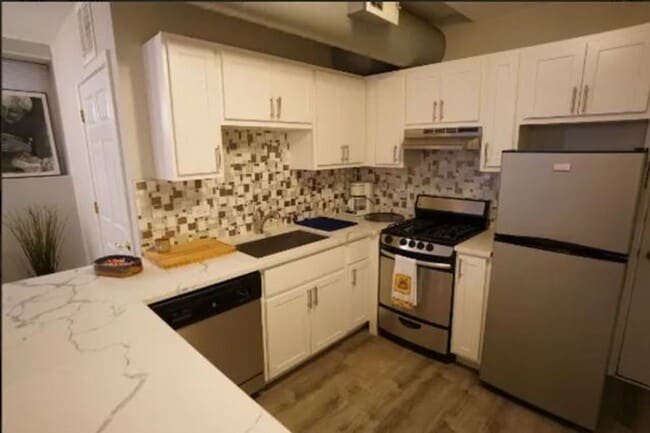 Building Photo - Beautiful Large Studio in the Heart of Wicker Park