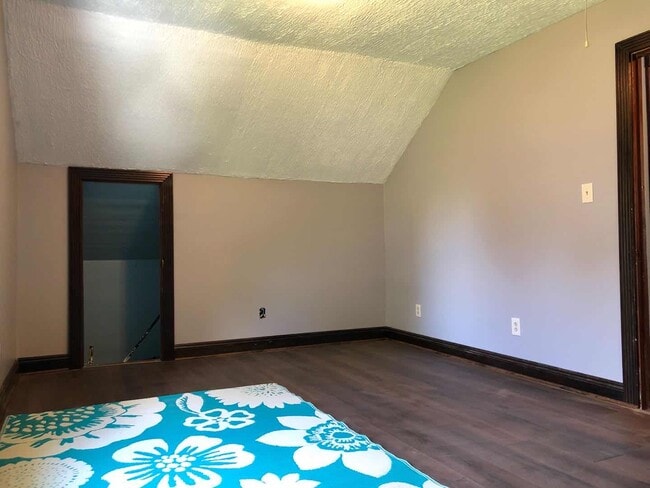 Building Photo - 823 Bloomfield Ave