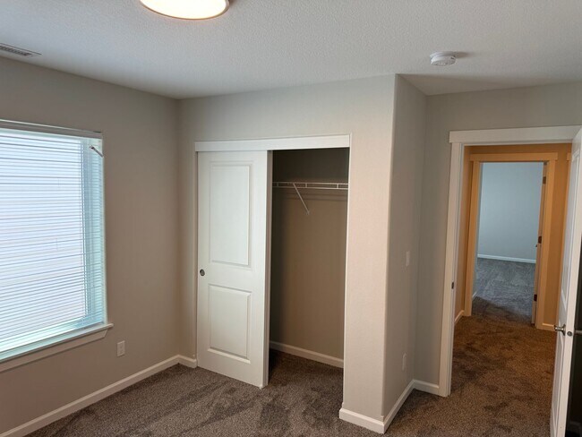 Building Photo - New 4 Bed / 2.5 Bath Duplex!