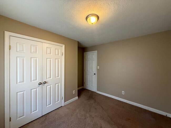 Building Photo - 2109 Lombardy Dr