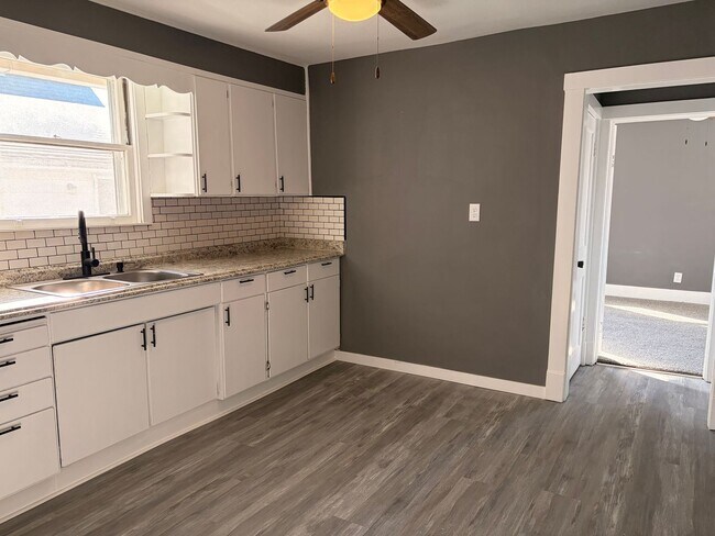 Building Photo - Charming 2-Bedroom Home with Porch and Garage!