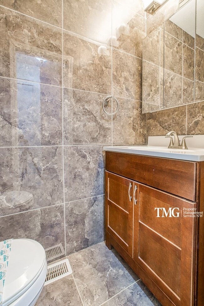 Building Photo - Inviting Townhome with Garage and Communit...