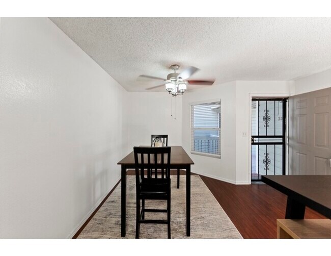 Building Photo - 12024 W Cross Dr