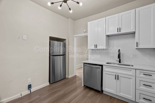 Building Photo - 3915 Russell Blvd