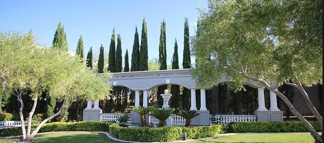 Building Photo - 1520 Vía Cassia