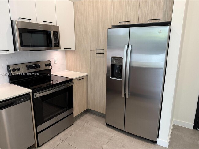 Building Photo - 16395 Biscayne Blvd