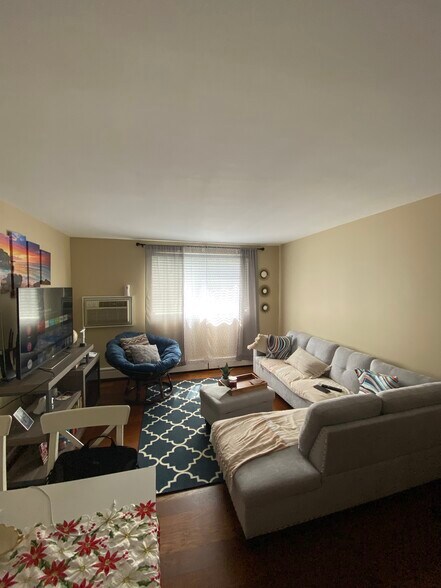 Building Photo - 400 Governors Dr