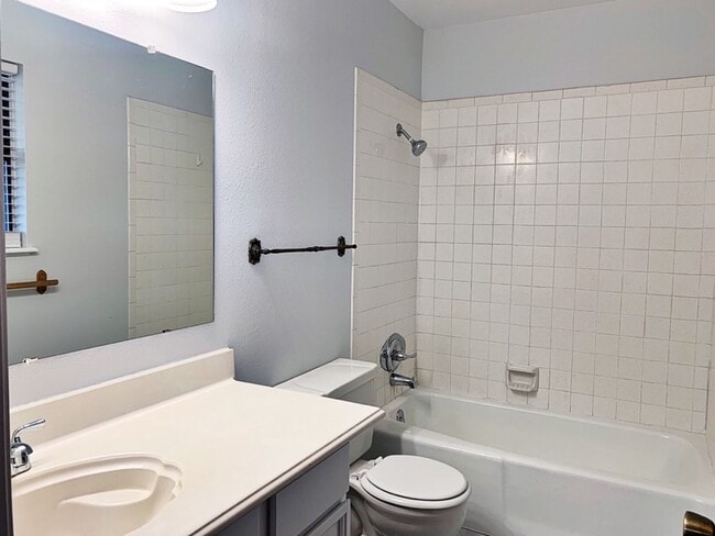 Building Photo - Beautiful  3 bedroom, 2 bath home with 2 c...