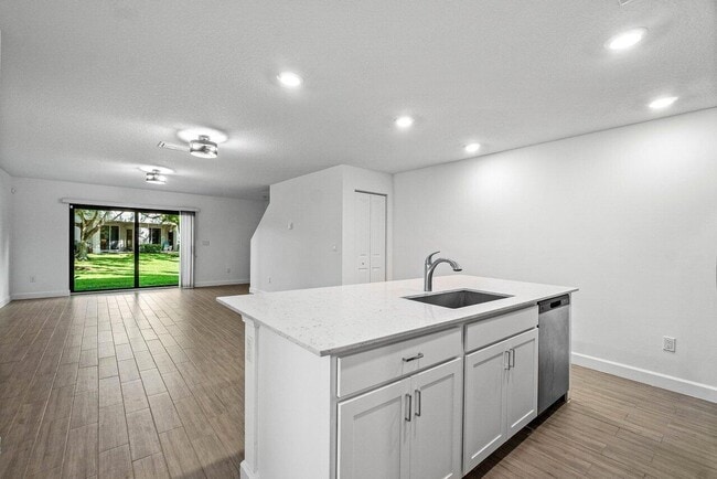 Building Photo - 6001 Woods Edge Cir