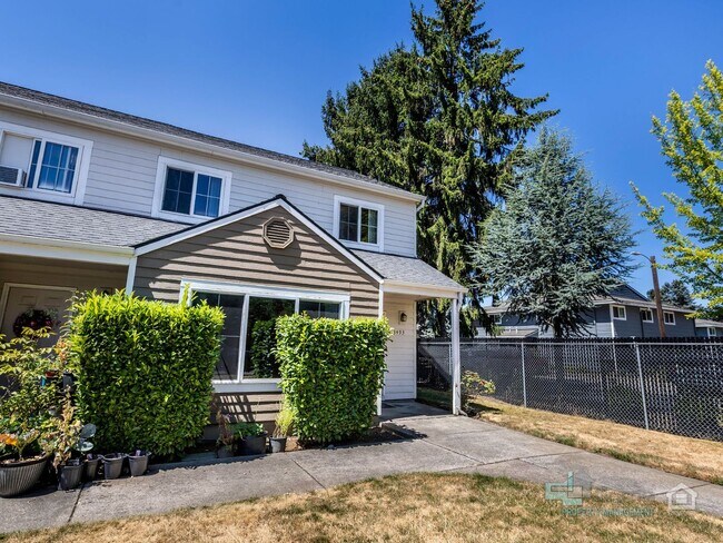 Building Photo - 3493-3493 Hawthorne Ave NE