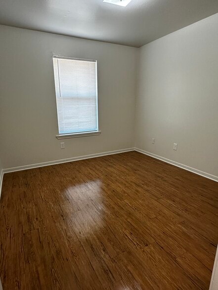 Building Photo - 409 Topeka Ct