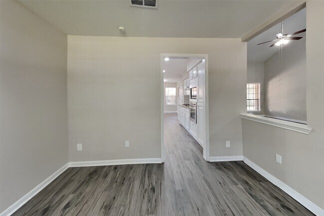 Building Photo - 2811 Pineleaf Dr