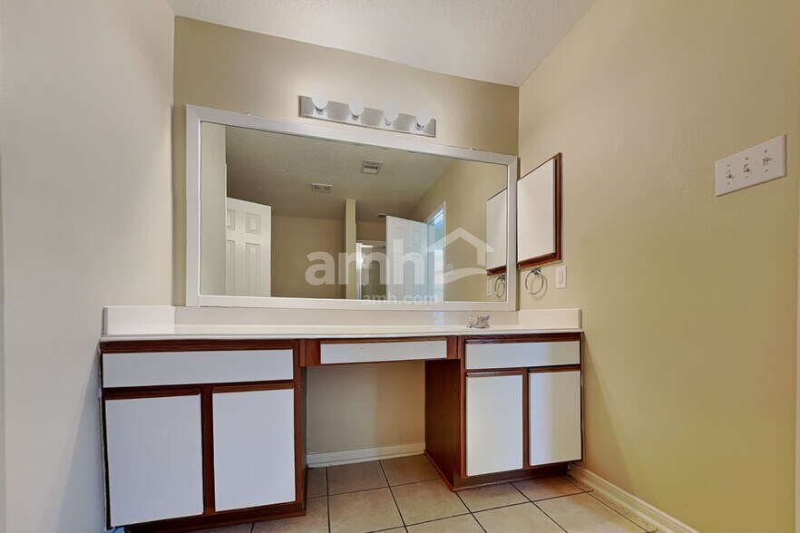 Building Photo - 5602 Darby Square Trl
