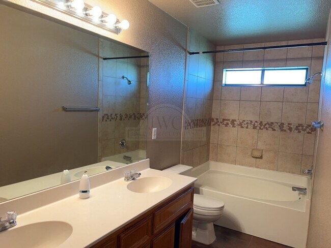 Building Photo - 1203 Cinch Dr