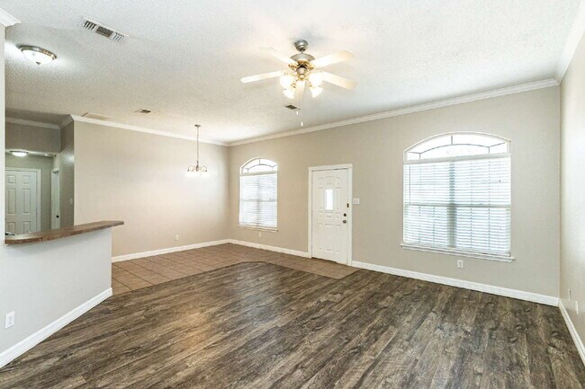 Building Photo - 3 bedroom 3 Bath House plus office