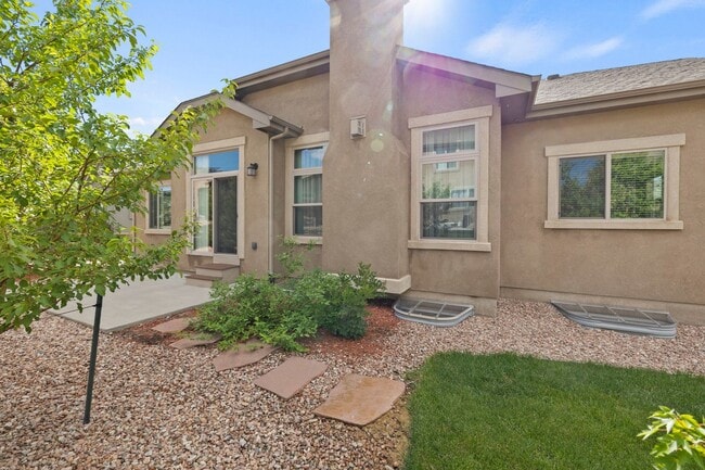 Building Photo - BEAUTIFUL 4BD + OFFICE MAIN-LEVEL LIVING H...