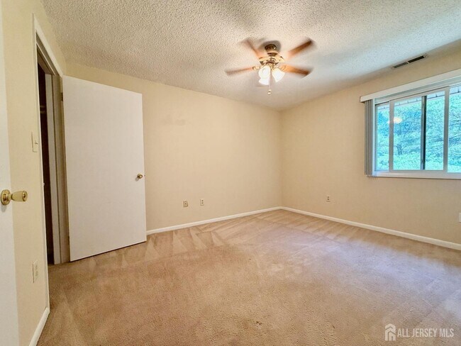Building Photo - 2310 Ravens Crest Dr