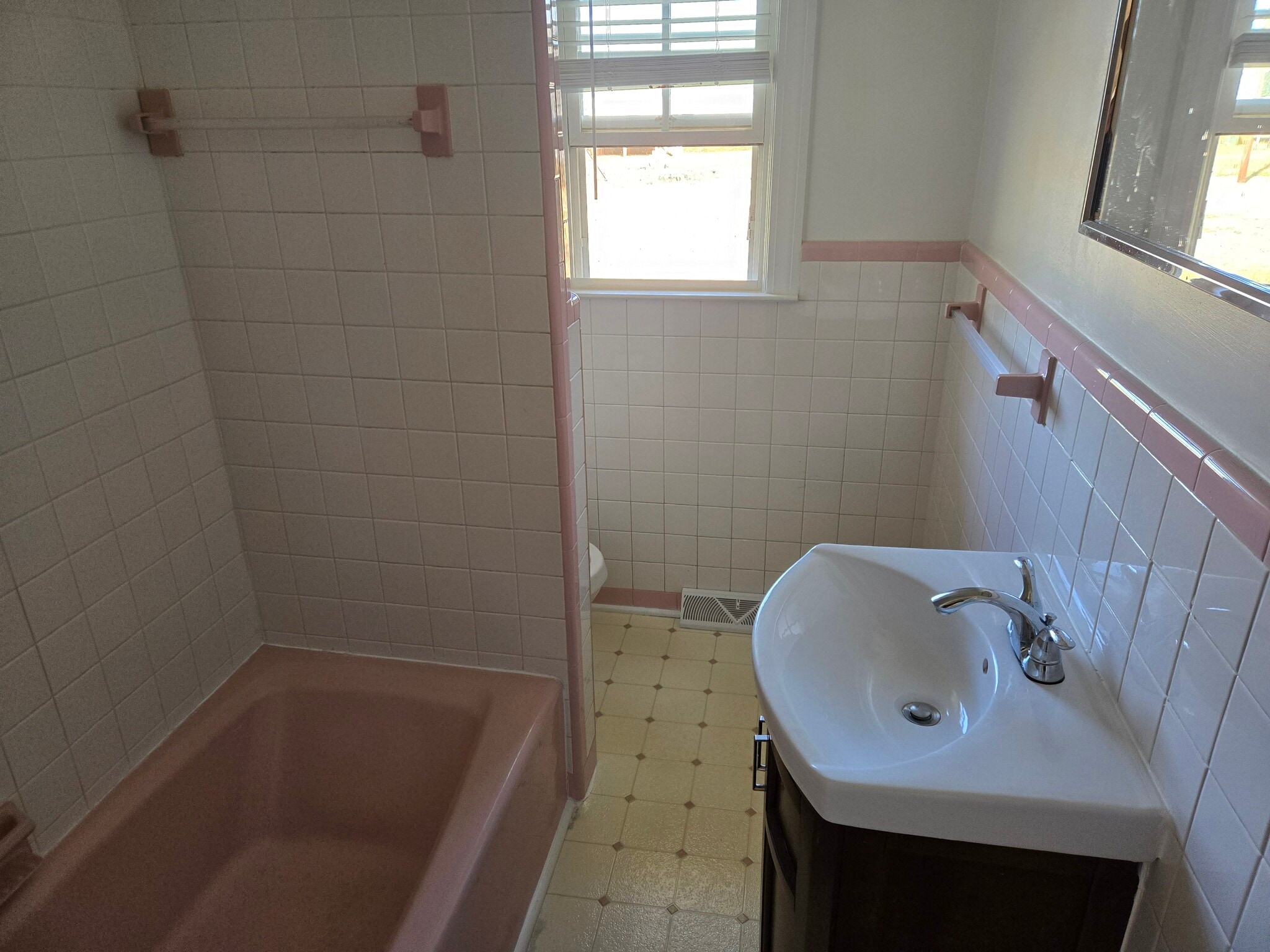 bathroom - 10025 N Oak St