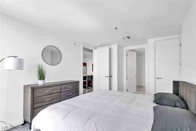 Building Photo - 4471 Dean Martin Dr