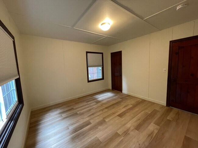 Building Photo - 1045 Sq. Ft. Private Two Bedroom One Bath ...