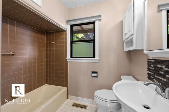 Building Photo - $500 OFF !!!   MOVE - IN SPECIAL!!!  2 Bed / 1 Bath Home with Large Deck
