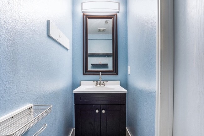 Building Photo - 320 S Mesa Verde Way