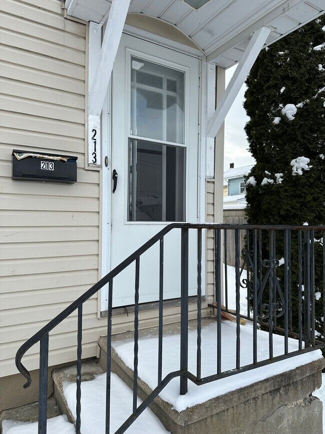 Building Photo - 213-215 E Franklin St