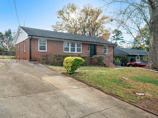 Building Photo - "Charming 3-Bed Home with Gleaming Hardwood Floors on Sheffield Road!"