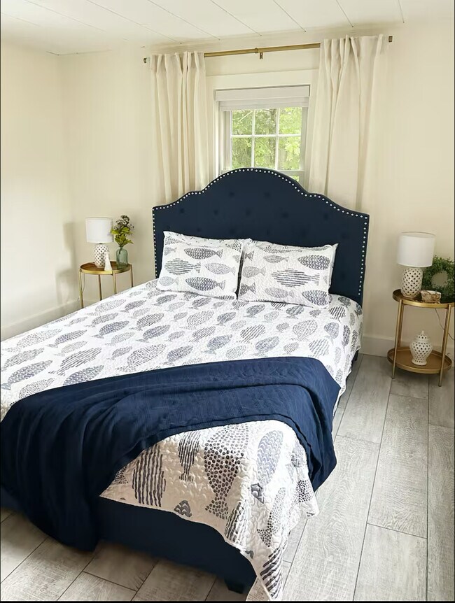 Building Photo - 4 Charles St